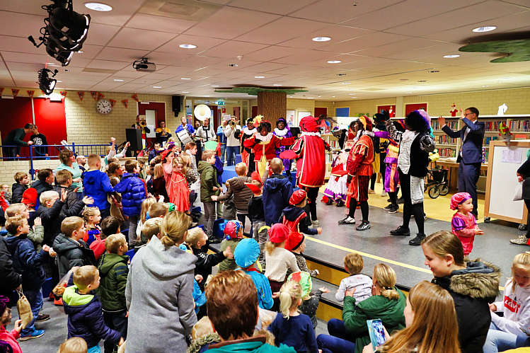 Aankomst van de Sint en zijn Zwarte Pieten in Waarder_084